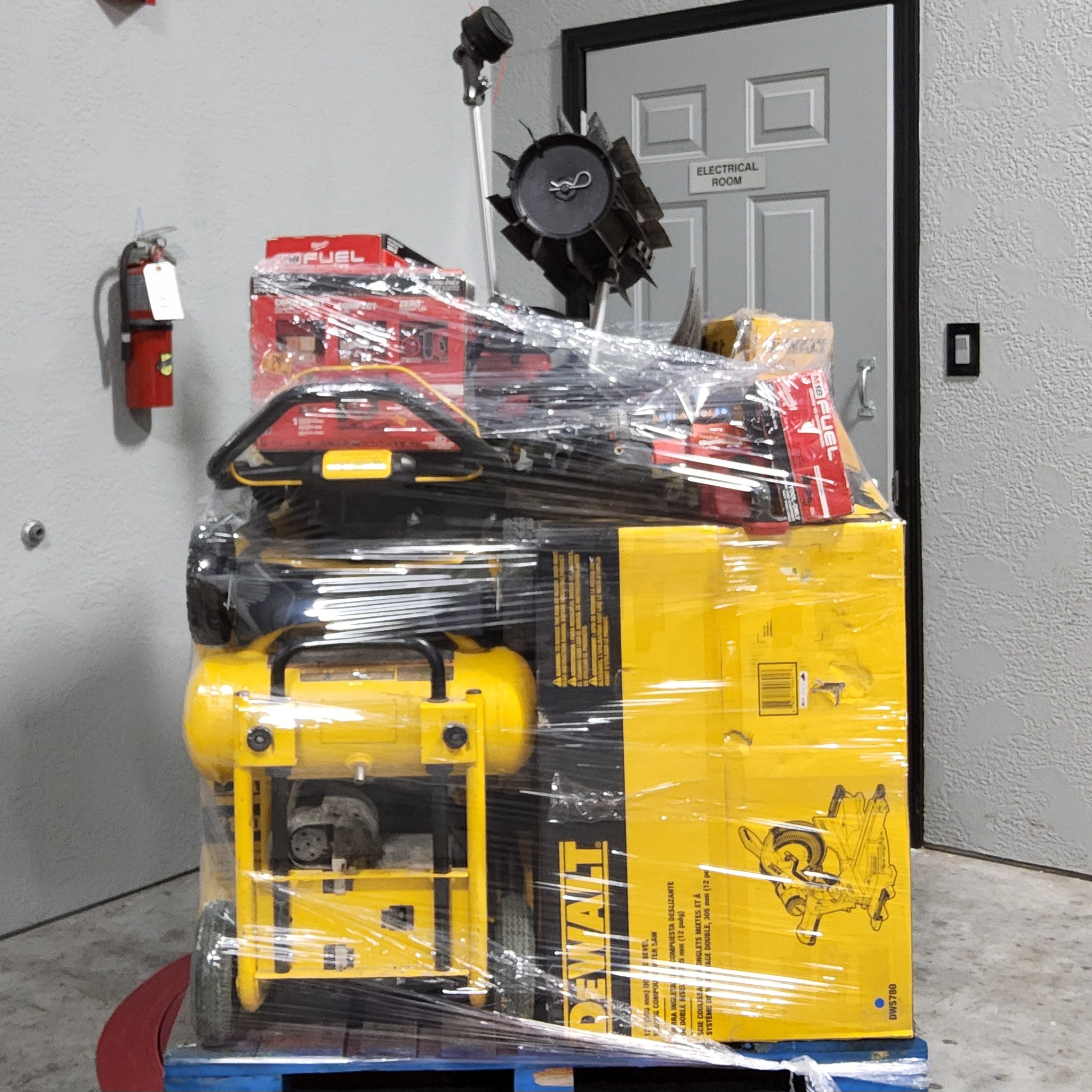 20250410_113529.jpg MILWAUKEE & DEWALT PALLET – LOT ID: 120425 – AS-IS Untested Customer Returns - Image 1