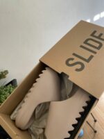 YEEZY SLIDES - Image 19